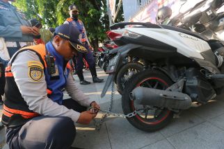 Dishub Surabaya Gembok 100 Motor Parkir Sembarangan & Amankan 2 Jukir Liar - JPNN.com Jatim