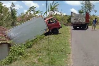 Truk Terperosok Hantam Balai Dusun di Gunungkidul - JPNN.com Jogja