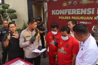 Polisi Gerebek 2 Pria Saat Bermain Judi Online di Sebuah Gudang Pasuruan - JPNN.com Jatim