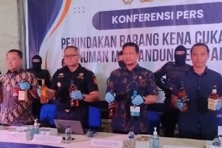 DJBC Jatim Sita Ribuan Minuman Beralkohol dengan Pita Cukai Palsu Senilai Rp17,64 M - JPNN.com Jatim