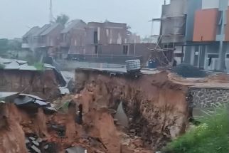 Jalan di Tangerang Terbelah karena Longsor, Akses Warga Dialihkan  - JPNN.com Banten