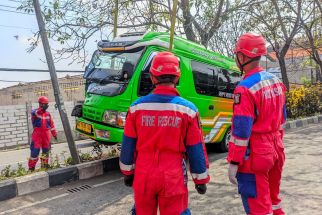 Elf Naik Trotoar di Sukomanunggal Surabaya Tabrak Tiang PJU, Sopir Terjepit Kemudi - JPNN.com Jatim