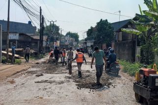 Pemkab Subang Perbaiki Jalan Tambakmekar-Kasomalang yang Rusak - JPNN.com Jabar