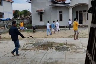 Viral Insiden Carok Massal di Sampang, 1 Orang Tewas Terkapar dengan Luka Bacok - JPNN.com Jatim