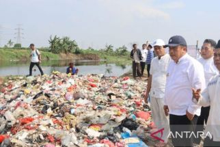 Tumpukan Sampah Sepanjang 200 Meter Cemari Kali Cikarang Bekasi Laut - JPNN.com Jabar