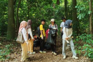 Jaga Kelestarian Alam, Dosen dan Mahasiswa Gelar Aksi Bebersih Sampah di Hutan Kota UI - JPNN.com Jabar