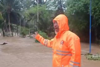 Trenggalek Dilanda Banjir Hingga Pohon Tumbang, Warung Hanyut & Pemotor Jadi Korban - JPNN.com Jatim