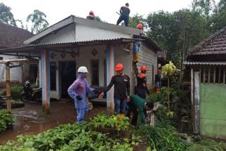 Tiga Rumah Warga di Malang Rusak Tersapu Angin Kencang Saat Hujan - JPNN.com Jatim