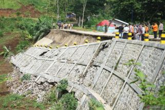 Jalur Selingkar Wilis Tulungagung Rusak Parah, Separuh Jalan Ambles Longsor - JPNN.com Jatim