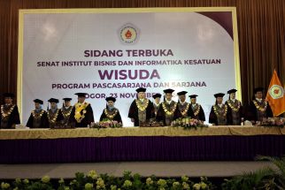 Pesan Mendalam Prof Bambang Pamungkas Kepada 671 Wisudawan IBI Kesatuan Bogor - JPNN.com Jabar