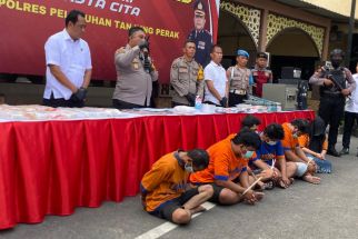 Geledah Jalan Kunti, Polisi Temukan 1 Kg Sabu-Sabu & Uang Ratusan Juta dalam Bunker    - JPNN.com Jatim