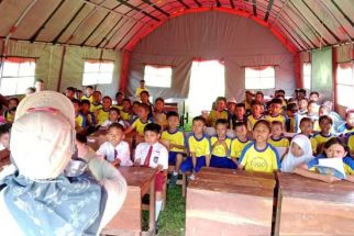 Ruang Kelas Ambruk, Puluhan Siswa SDN Plalangan Jember Belajar di Tenda Darurat - JPNN.com Jatim