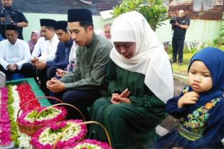 Khofifah Sempatkan Ziarah ke Makam Suami & Orang Tua Sebelum Lakukan Coblosan - JPNN.com Jatim