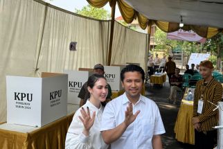 Emil Dardak dan Istri Jalan Kaki Mencoblos di TPS 15 Margorejo    - JPNN.com Jatim