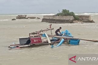 Puluhan Kapal Milik Nelayan di Pantai Ujunggenteng Sukabumi Rusak dan Karam Diterjang Gelombang Tinggi - JPNN.com Jabar