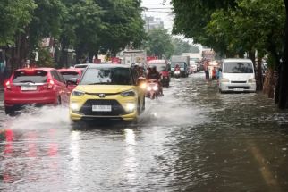 Diguyur Hujan 2 Jam, Jalan Protokol di Tulungagung Tergenang, Kendaraan Mogok - JPNN.com Jatim