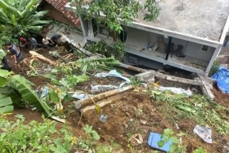 5 Rumah di Malang Rusak Tertimpa Longsor dari Tembok Penahan Sekolah - JPNN.com Jatim