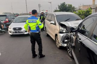 Akibat Sopir Hilang Konsentrasi, 4 Kendaraan Terlibat Tabrakan Beruntun di Flyover Kiaracondong Bandung - JPNN.com Jabar