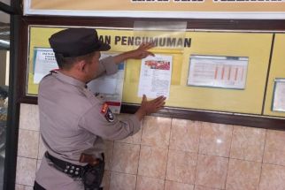 Polres Pemalang Tempel Surat Edaran DPO Harun Masiku di 100 Titik Strategis - JPNN.com Jateng