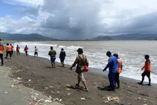 Nelayan di Jember Hilang Saat Cari Ikan di Pantai Payangan, Perahu Terhantam Ombak - JPNN.com Jatim