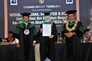 SK Guru Besar Prof Renea dari Kepala LLDIKTI IV Jadi Kado Manis Wisuda ke-79 UIKA Bogor - JPNN.com Jabar