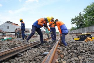 Sambut Nataru, KAI Daop 8 Rawat Jalur KA untuk Pastikan Keselamatan Penumpang - JPNN.com Jatim