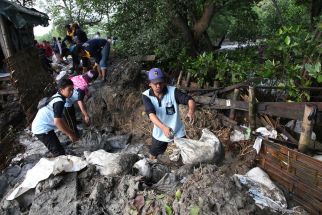 Wali Kota Eri Tinggikan Tanggul yang Jebol Akibat Rob di Greges Timur - JPNN.com Jatim