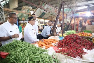 Pj Bupati Bogor Pastikan Harga Pangan Terkendali Menjelang Libur Nataru - JPNN.com Jabar