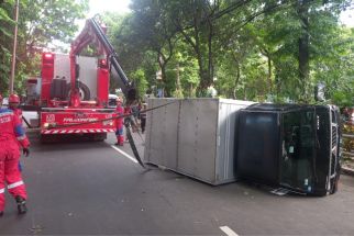 Mobil Boks Terguling di Depan Taman Prestasi Surabaya - JPNN.com Jatim