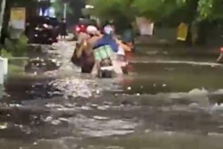  Surabaya Banjir di Mana-Mana, Warga Pertanyakan Efektivitas Gorong-Gorong - JPNN.com Jatim