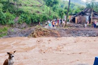 Banjir Bandang di Situbondo Sebabkan Jembatan Hanyut, 500 Warga Terisolir - JPNN.com Jatim