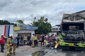 Truk Angkutan Paket JNE di Gudang Gedebage Bandung Ludes Terbakar - JPNN.com Jabar