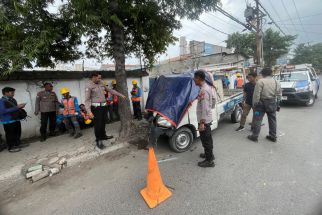 Diduga Mengantuk, Mobil Dinas PLN di Gresik Tabrak Pohon, Pengemudi Tewas - JPNN.com Jatim