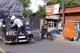 Viral! Petugas Dishub Depok Bergelantungan di Depan Mobil Pikap  - JPNN.com Jabar