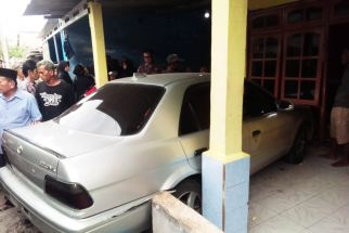 Sedang Dipanaskan, Mobil Sedan Hantam Rumah Warga Hingga Penghuni Meninggal Dunia - JPNN.com Jabar