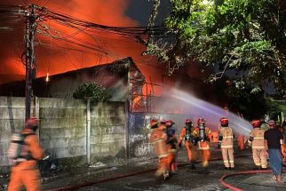 Gudang Spon di Surabaya Terbakar 3 Jam, Bangunan Ludes - JPNN.com Jatim