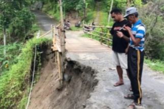 Terseret Longsor, Jalan Penghubung Antarkecamatan di Ponorogo Ambles - JPNN.com Jatim