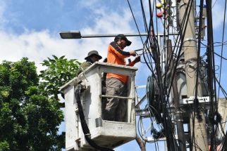 Tak Berizin, Kabel Utilitas Sepanjang 1.300 Meter Ditertibkan Satpol PP Surabaya - JPNN.com Jatim