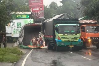 Truk Gandeng Terguling di Blitar, Isi Muatan Jagung Berhamburan di Jalanan - JPNN.com Jatim