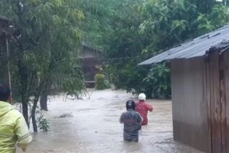 Puluhan Rumah di Madiun Terendam Banjir, Ketinggian Air Capai Paha Orang Dewasa - JPNN.com Jatim