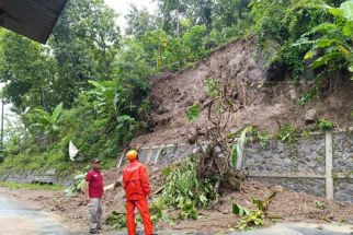 Alat Berat Didatangkan Singkirkan Material Longsor di Selingkar Waduk Wonorejo - JPNN.com Jatim