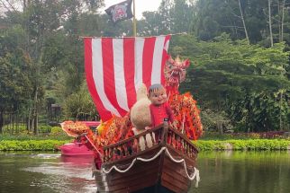 Uniknya Pertunjukan Barongsai di atas Kapal Bajak Laut Floating Market - JPNN.com Jabar