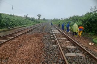 Rel Kereta Api di Batang Tergenang Banjir, Perjalanan Enam KA Terganggu - JPNN.com Jateng