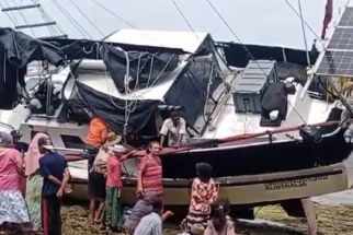 Terombang-Ambing Ombak, Kapal Yacht asal Australia Terdampar di Pulau Giliyang - JPNN.com Jatim