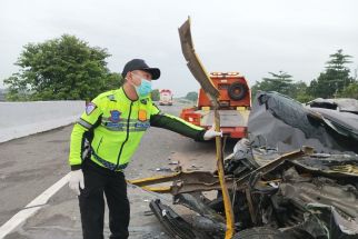 Truk Kabur Usai Tabrak Mobil di Tol Jombang, 2 Penumpang Tewas - JPNN.com Jatim