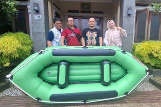 Bantu Satgas Tangkas Sadulur Salembur, Rahayu Inflatable Beri Bantuan Perahu Karet - JPNN.com Jabar