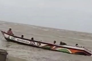 Nelayan di Bangkalan Hilang Saat Melaut di Perairan Karang Jamuang, Perahu Karam - JPNN.com Jatim