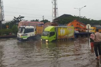 Banjir 50 Cm di Pantura Kaligawe, Arus Lalu Lintas Dialihkan ke Jalan Woltermonginsidi - JPNN.com Jateng