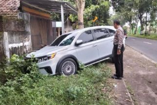 Mobil Oleng Tabrak Ibu & Balita di Kediri, Polisi Temukan Botol Miras - JPNN.com Jatim