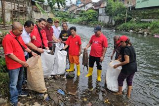 Wali Kota Jogja Terpilih Turun Resik Sampah di Kali Code - JPNN.com Jogja